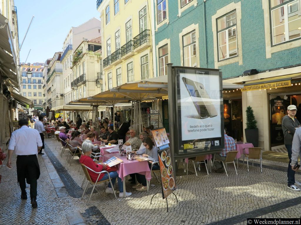 Dit is één van de gezellige zijstraten van de winkelstraat Rua Augusta.Tip: Baixa: het centrum van Lissabon bij de rivier.